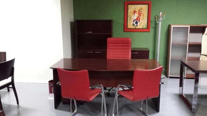 Sillas y mesas de oficina en Ourense