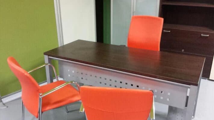 Sillas y mesas de oficina en Ourense